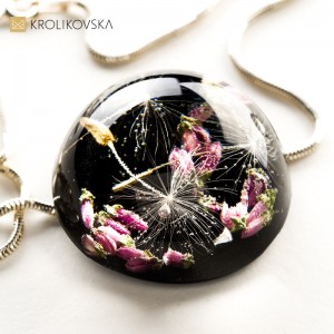 Naszyjnik czarny z kwiatami.