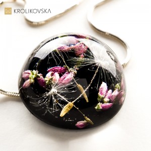 Naszyjnik czarny z kwiatami.