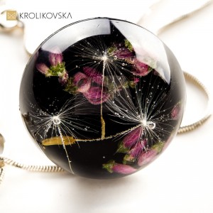 Naszyjnik czarny z kwiatami.