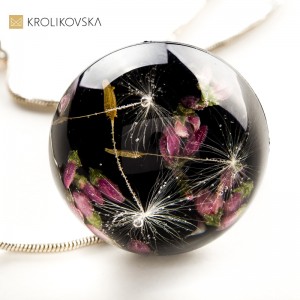 Naszyjnik czarny z kwiatami.