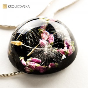 Naszyjnik czarny z kwiatami.