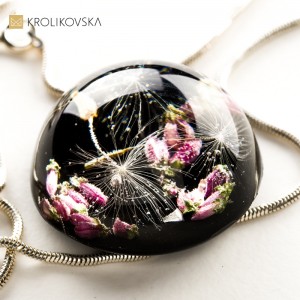 Naszyjnik czarny z kwiatami.