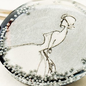 Biżuteria artystyczna, naszyjnik srebrny i srebrna grafika.