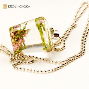Biżuteria artystyczna wisiorki z kwiatami.