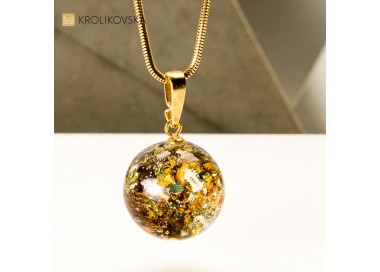 Modne naszyjniki damskie z płatkami złota.