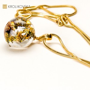 Modne naszyjniki damskie z płatkami złota. Modne naszyjniki damskie z płatkami złota.