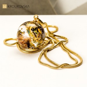 Modne naszyjniki damskie z płatkami złota. Modne naszyjniki damskie z płatkami złota.