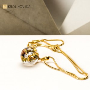 Modne naszyjniki damskie z płatkami złota. Modne naszyjniki damskie z płatkami złota.