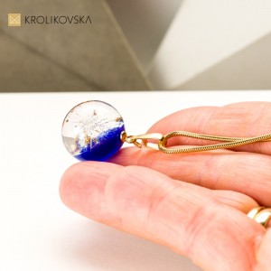 Naszyjnik do niebieskiej sukienki.