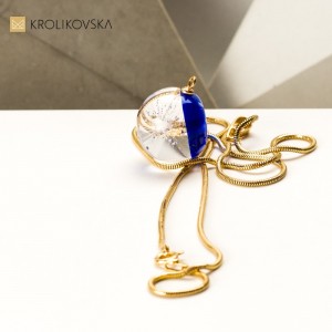 Naszyjnik do niebieskiej sukienki.