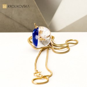 Naszyjnik do niebieskiej sukienki.