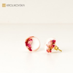 Kolczyki wkrętki koła z kwiatami.