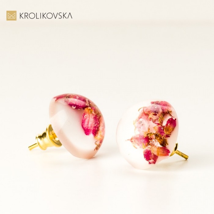 Kolczyki wkrętki koła z kwiatami.