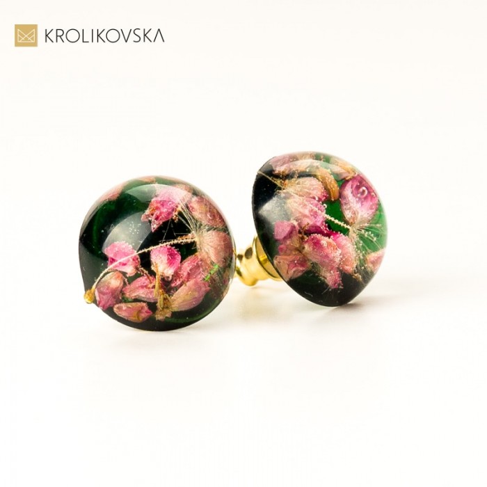 Zielone wkrętki do uszu z kwiatami i dmuchawcem.