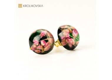 Zielone wkrętki do uszu z kwiatami i dmuchawcem.