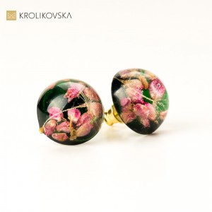 Zielone wkrętki do uszu z kwiatami i dmuchawcem.