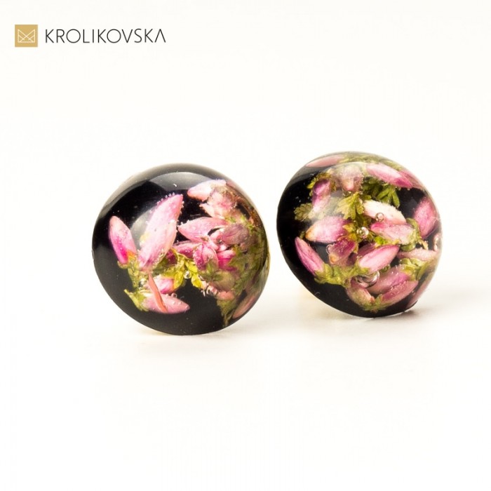 Czarne wkrętki do uszu z kwiatami wrzosu.