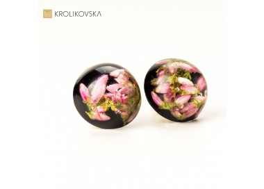 Czarne wkrętki do uszu z kwiatami.