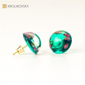 Wkrętki do uszu z zielonym oczkiem.