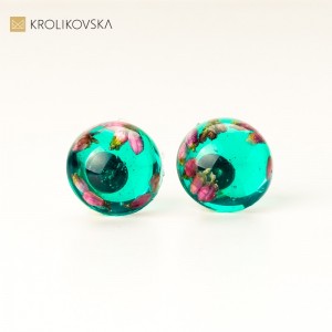 Wkrętki do uszu z zielonym oczkiem.