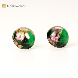 Kolczyki wkrętki zielone półkule z kwiatami.