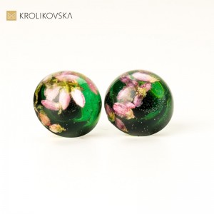 Kolczyki wkrętki zielone półkule z kwiatami.