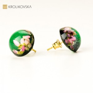Kolczyki wkrętki zielone półkule z kwiatami.