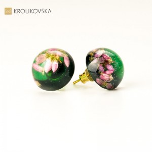 Kolczyki wkrętki zielone półkule z kwiatami.