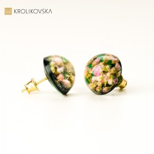 Kolczyki wkrętki zielone z kwiatami wrzosu.