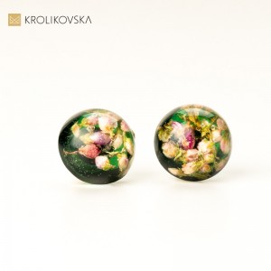 Kolczyki wkrętki zielone z kwiatami wrzosu.