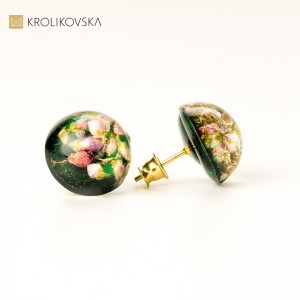 Kolczyki wkrętki zielone z kwiatami wrzosu.