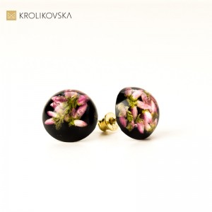 Kolczyki złocone wkrętki czarne z wrzosem.
