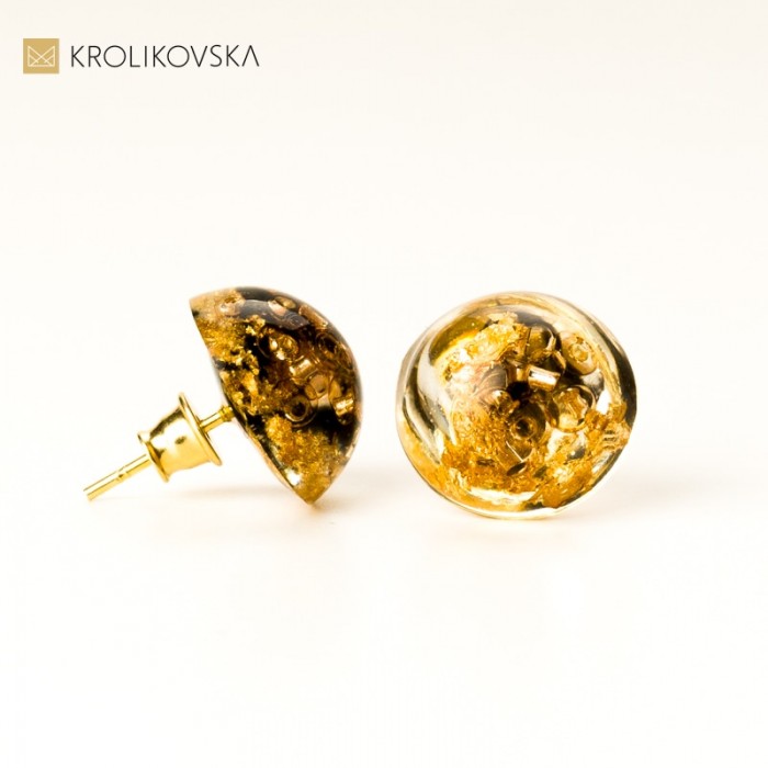 Kolczyki złocone wkrętki z płatkami złota.