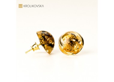 Kolczyki złocone wkrętki z płatkami złota.