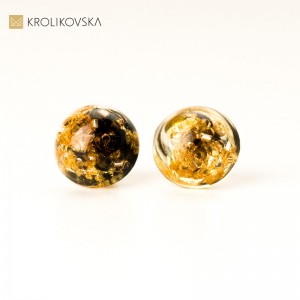 Kolczyki złocone wkrętki z płatkami złota.