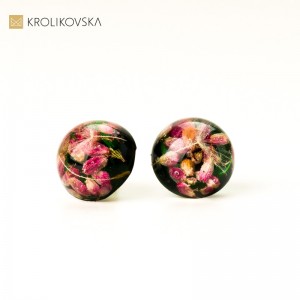 Kolczyki pozłacane wkrętki zielone z kwiatami wrzosu.