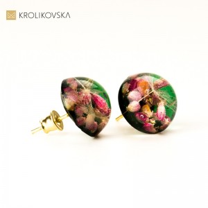 Kolczyki pozłacane wkrętki zielone z kwiatami wrzosu.