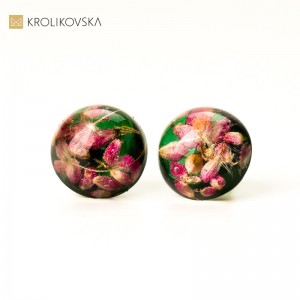 Kolczyki pozłacane wkrętki zielone z kwiatami wrzosu.