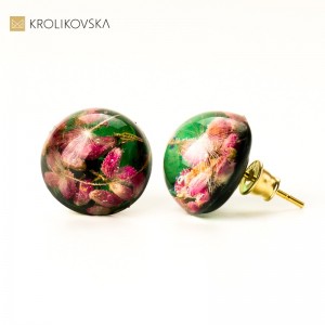 Kolczyki pozłacane wkrętki zielone z kwiatami wrzosu.