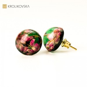 Kolczyki pozłacane wkrętki zielone z kwiatami wrzosu.