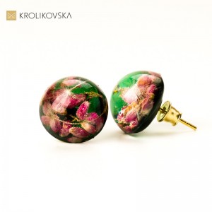 Kolczyki pozłacane wkrętki zielone z kwiatami wrzosu.