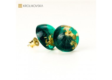 Zielone kolczyki wkrętki z żywicy