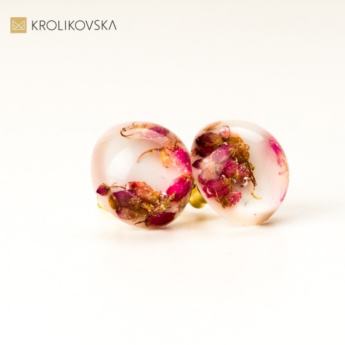 Kolczyki pozłacane wkrętki białe z kwiatami wrzosu.