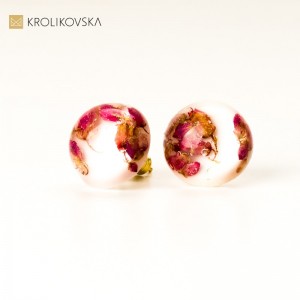 Kolczyki pozłacane wkrętki białe z kwiatami wrzosu.