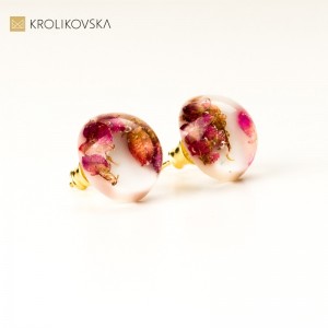 Kolczyki pozłacane wkrętki białe z kwiatami wrzosu.