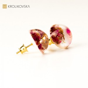 Kolczyki pozłacane wkrętki białe z kwiatami wrzosu.