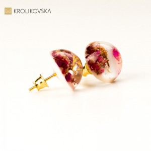 Kolczyki pozłacane wkrętki białe z kwiatami wrzosu.