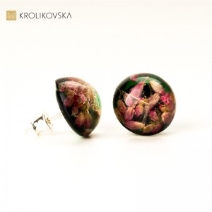 Kolczyki srebrne wkrętki z zielonym oczkiem.