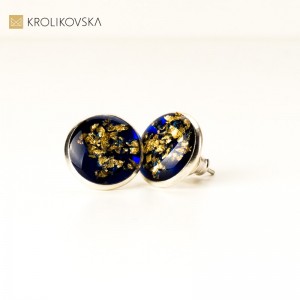 Srebrne kolczyki wkrętki z niebieskim oczkiem.