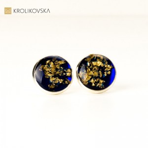 Srebrne kolczyki wkrętki z niebieskim oczkiem.